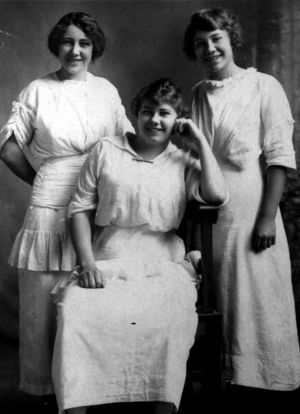 1920 Leona Green with nieces, Maude & Florence South