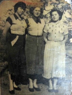Laura Rachel Helms (R) and two of her sisters